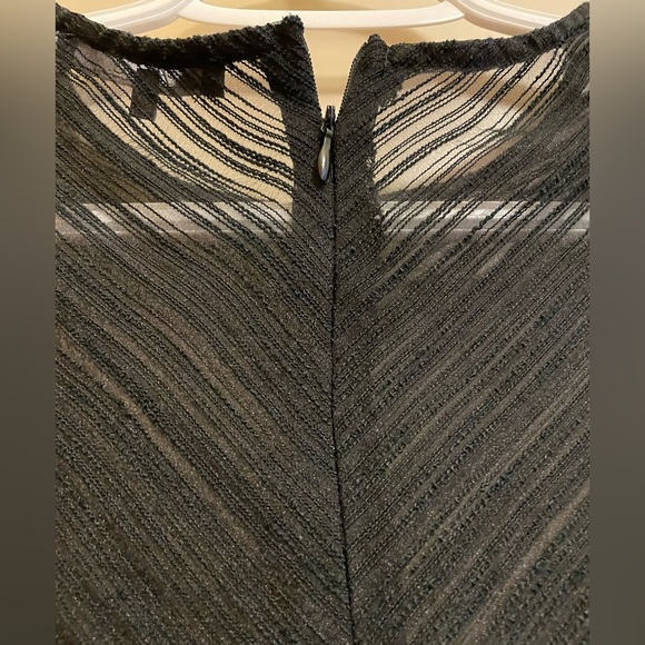 Elegant mesh style. Zipper back. Slightly puffed sleeves. - Picture 4 of 8